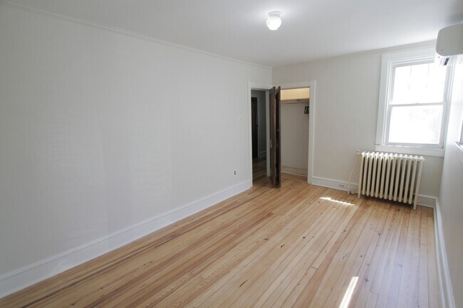 Building Photo - 804 W 21st St