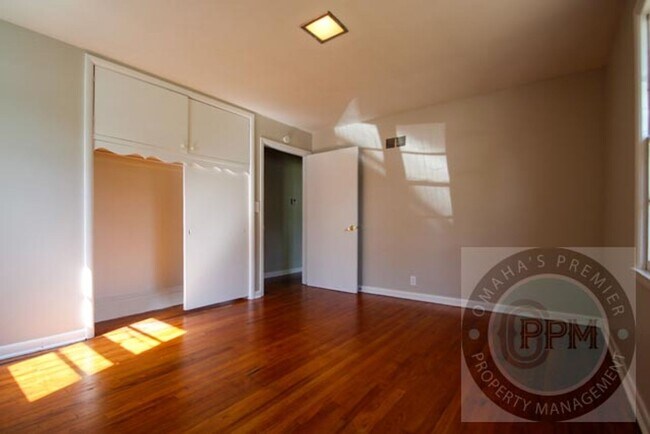 Building Photo - Discover this 3-bedroom, 1-bath home in Omaha, NE,
