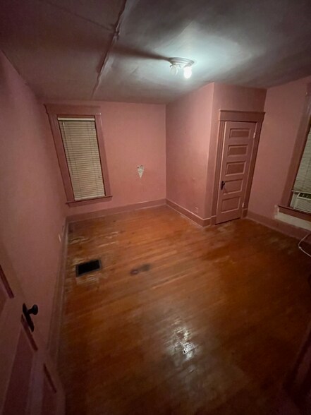 Building Photo - 724 W Prairie Ave