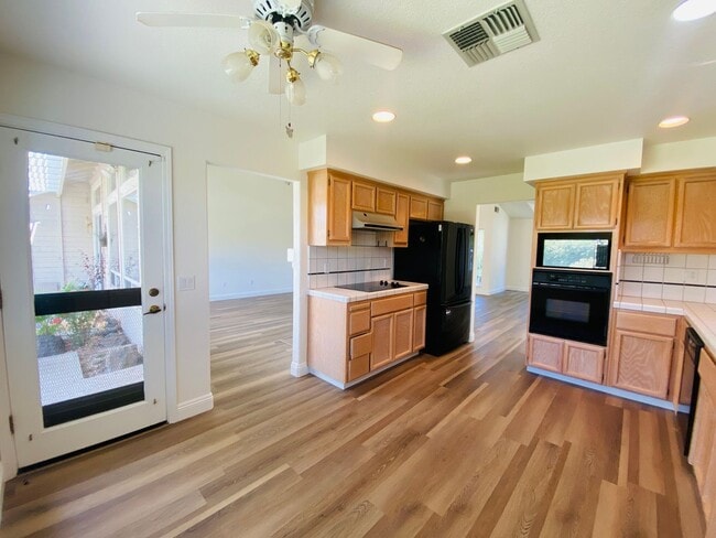 Building Photo - Charming Single-Story Corner Lot Rental