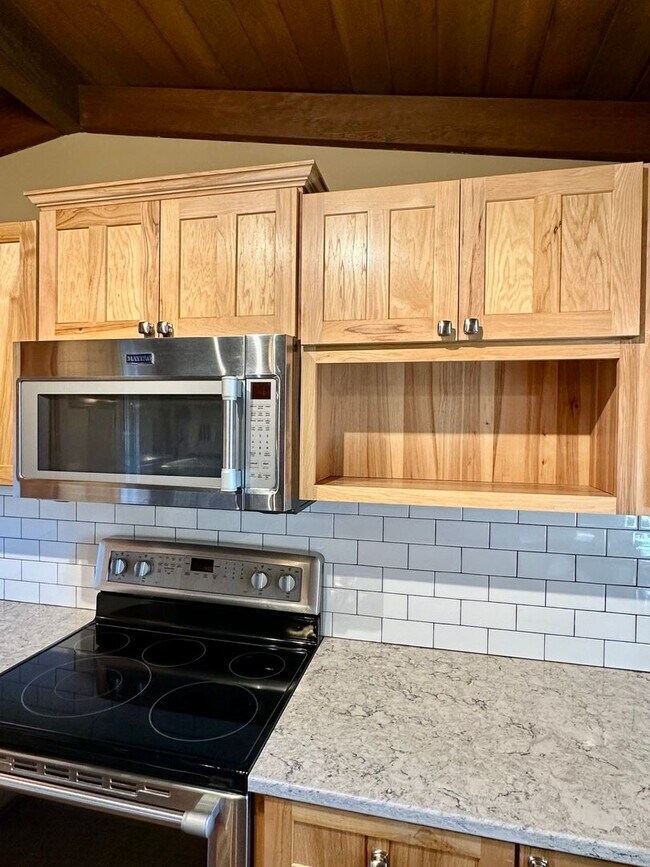 Building Photo - 3 Bed | 2 Bath | 1.17 Acres | Single-Level Home | Mountain Views