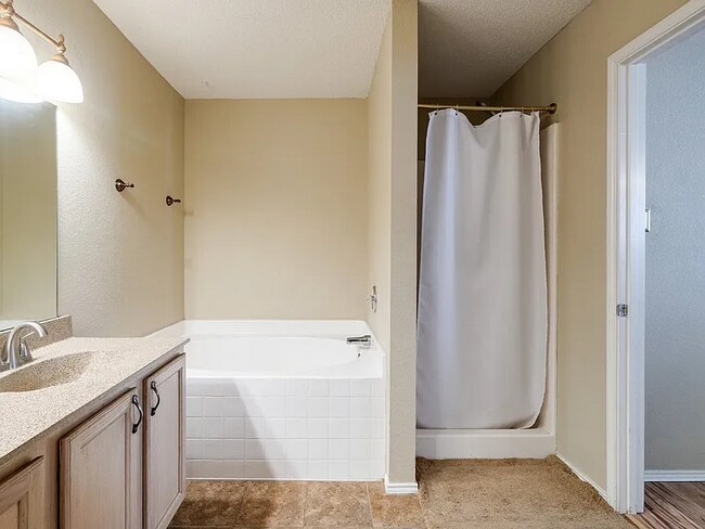 Building Photo - 1435 Greenbrook Dr