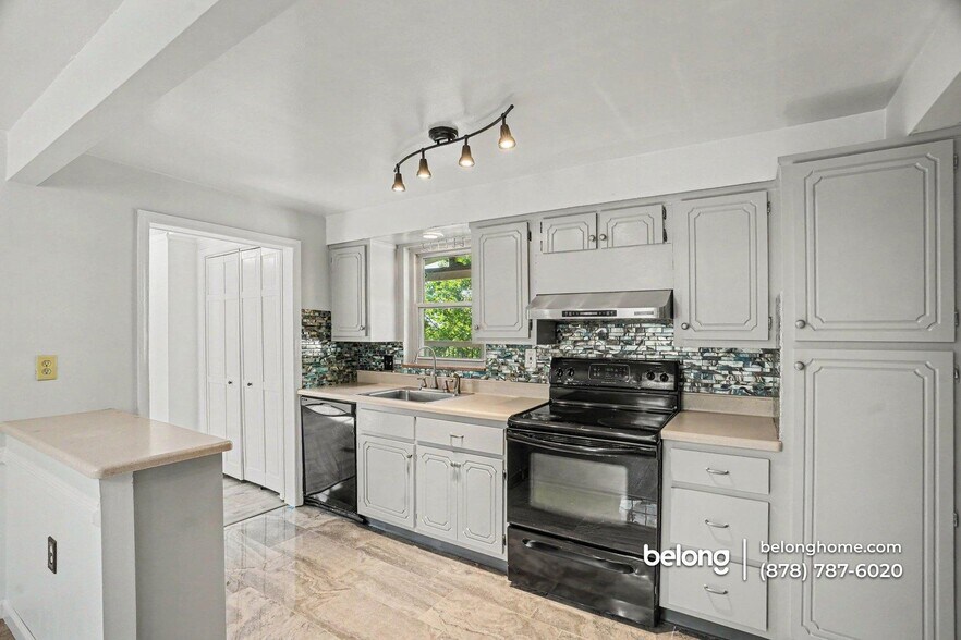 Building Photo - 5240 Orchard Hill Dr
