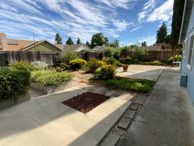 Building Photo - 3-bedroom, 2-bath home in the desirable Northwest Yuba City