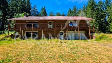 Building Photo - Spacious Log Home with Acreage!