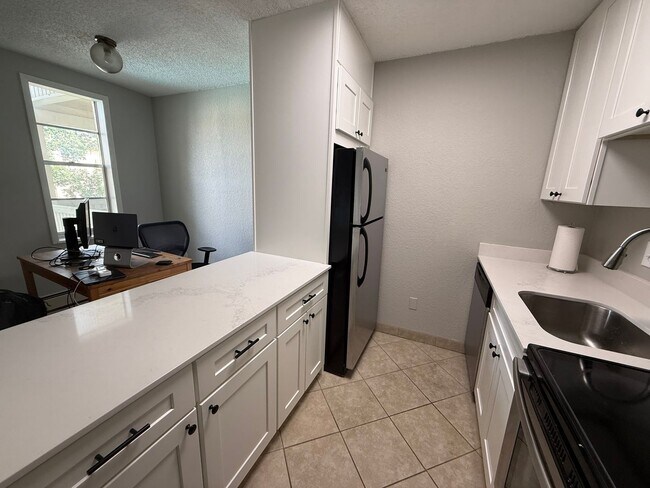 Building Photo - Modern 1-Bed, 1-Bath Condo in Prime Boulde...