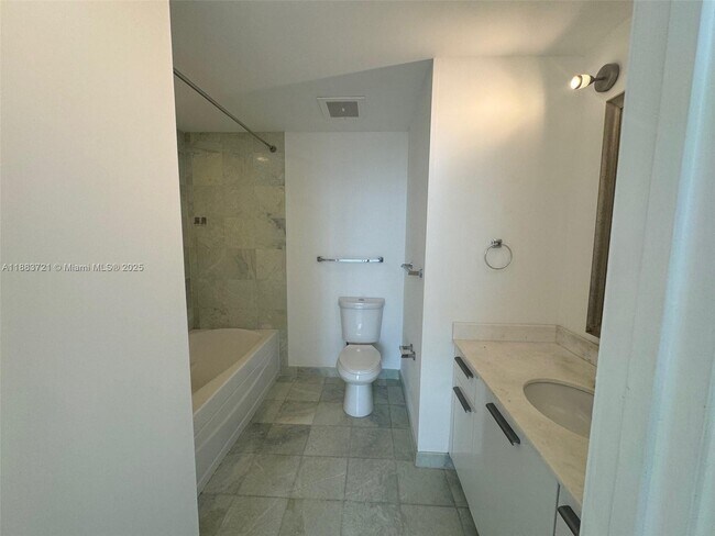 Building Photo - 1060 Brickell Ave