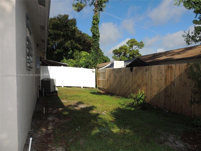 Building Photo - 2225 Laura Ln