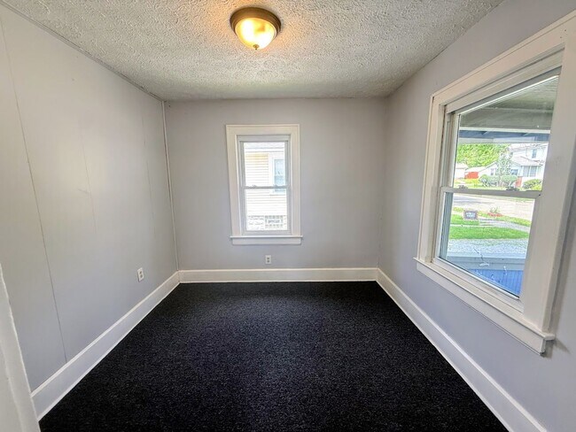 Building Photo - Three bedroom one bathroom home for rent