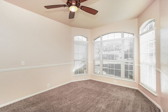 Building Photo - 5 Bedroom in Lakeside at Canyon Springs!