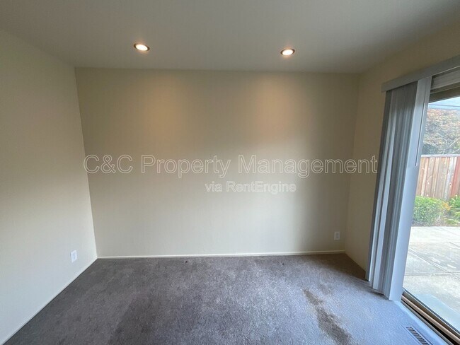 Building Photo - 1426 Ormsby Dr