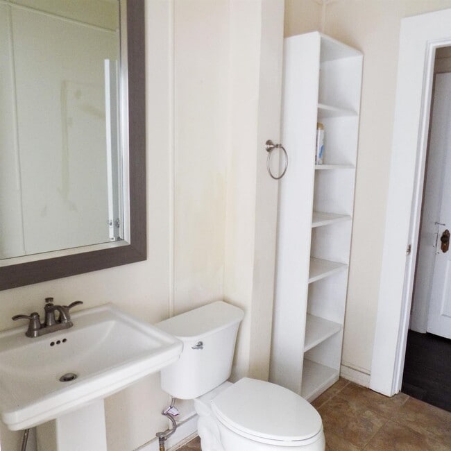 Building Photo - 404 S Lasalle St