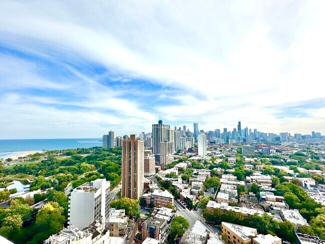 Building Photo - 1960 N Lincoln Park W