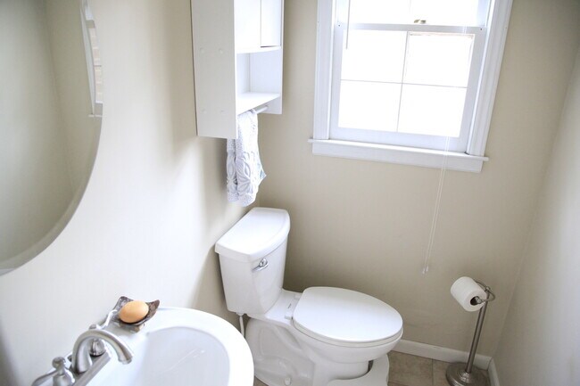 Building Photo - Spacious split level home, see today!