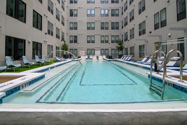 Building Photo - 701 Richmond Ave.