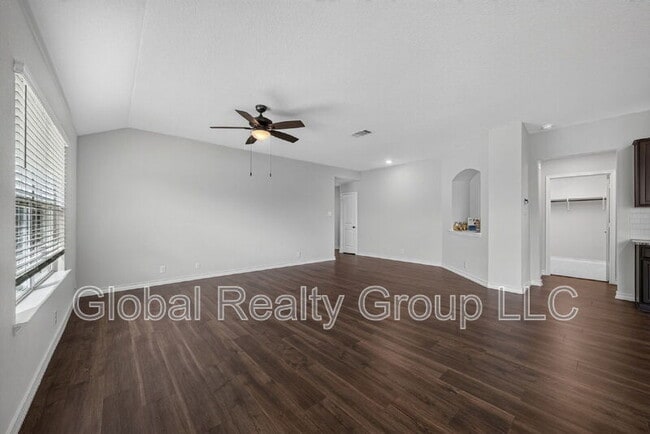 Building Photo - 515 Diamond Shls