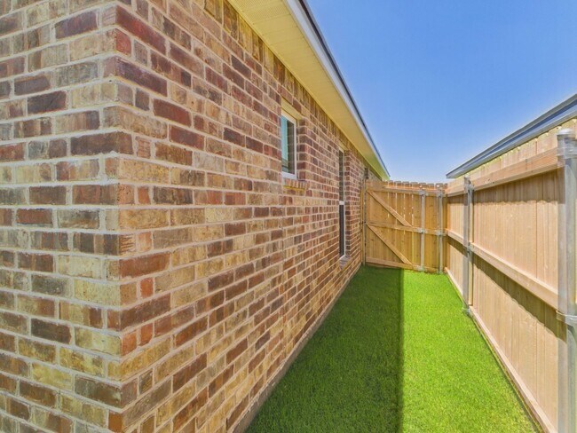 Building Photo - Great 2 Bedroom in West Plains District