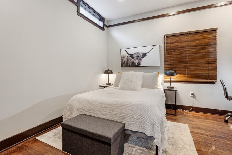 Building Photo - 1208 E Thomas St