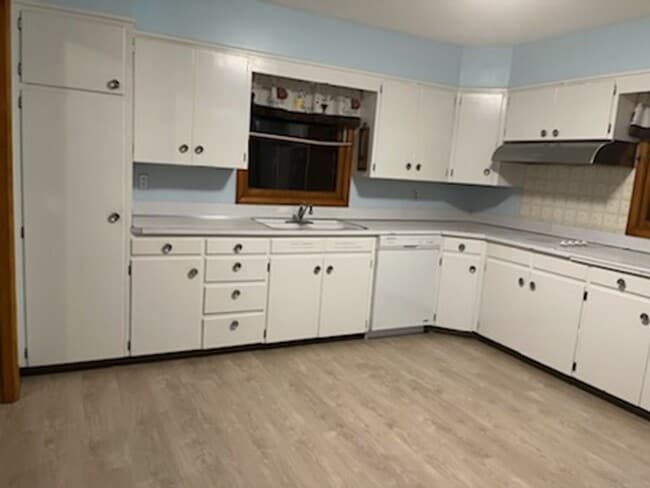 Building Photo - 2 bed 1 bath home for rent