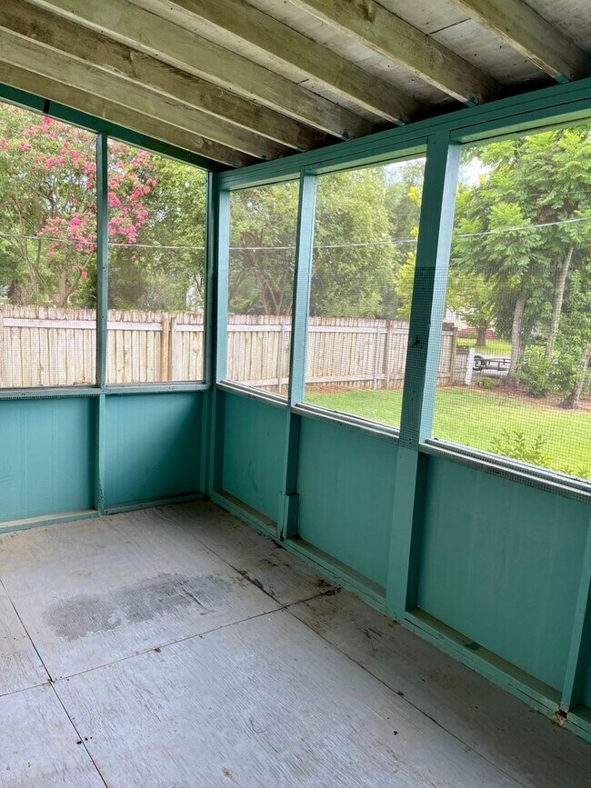 Building Photo - Charming Cottage in the Heart of Hammond! ...