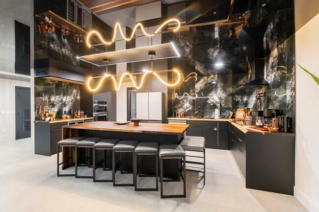 Building Photo - 8743 Thomas Dr