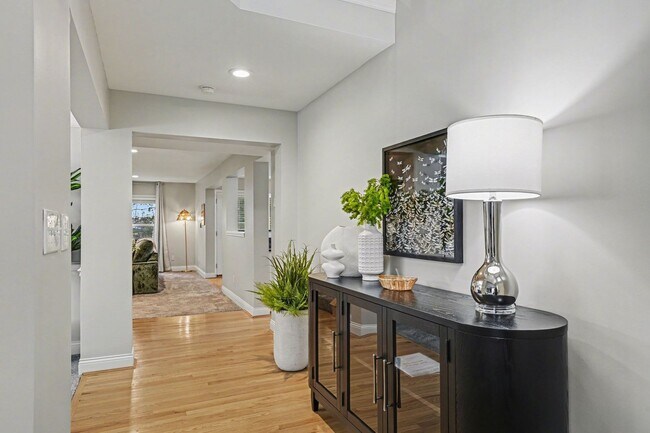 Building Photo - Freshly Renovated 4 Bedroom Home In Centerville OH