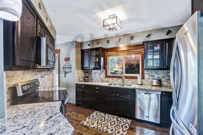 Building Photo - Spacious South Hill Rancher