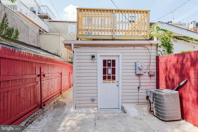 Building Photo - 19 S Ann St