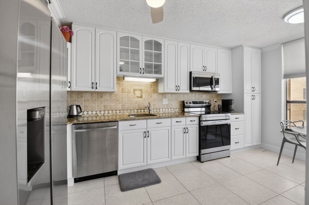 Building Photo - 7129 Promenade Dr