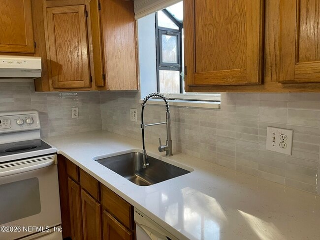 Building Photo - 2002 First St