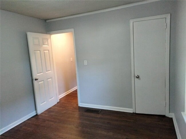 Building Photo - 873 Midway St SE