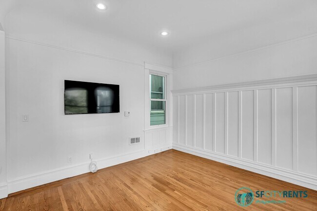 Building Photo - Presidio Heights: Remodeled Flat w/ Privat...