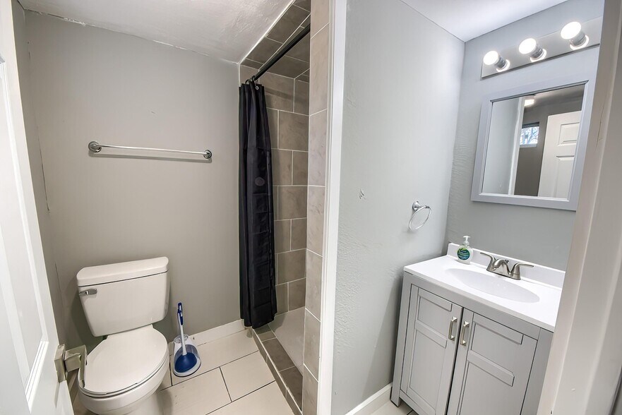 Building Photo - 427 E Southcross Blvd