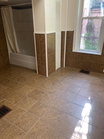 Building Photo - 928 W 3rd St