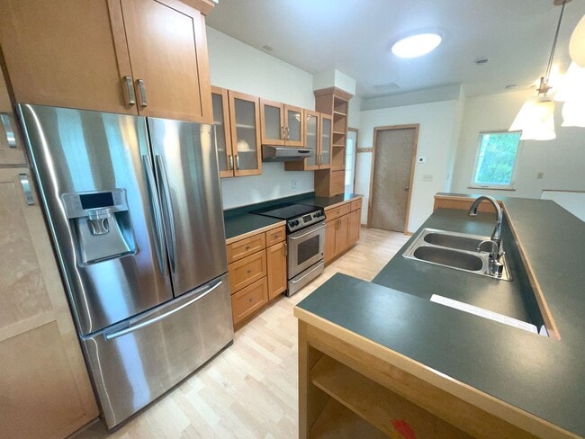 Building Photo - Beautiful 2-bedroom 1.5-bathroom home