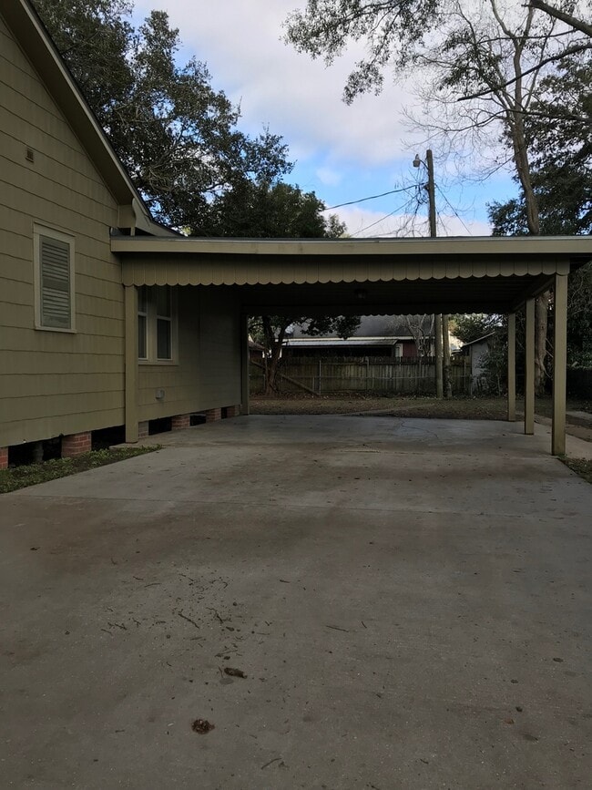 Building Photo - 3 Bedroom 2 bath home