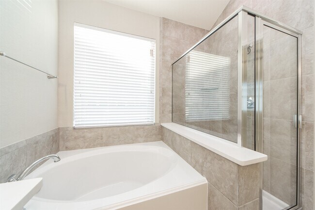Building Photo - 5550 Sallow Bay Ln