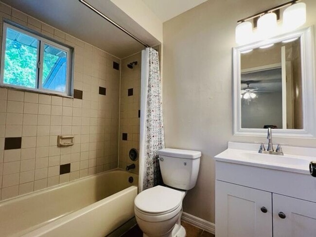 Building Photo - 2 Bedroom UCF Duplex