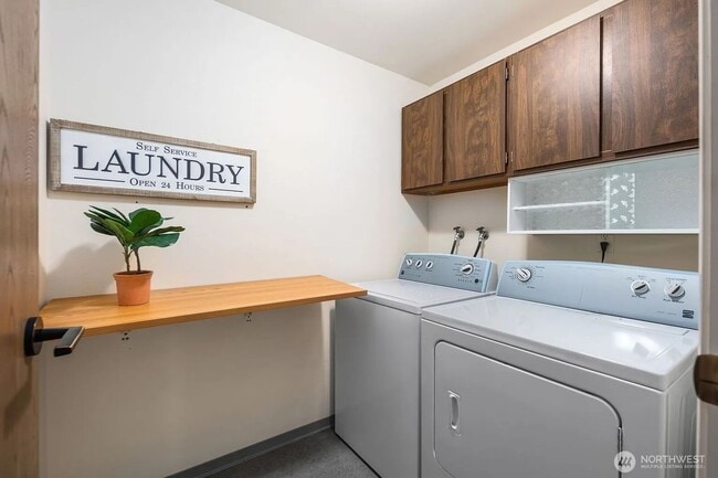 Building Photo - 3 Bedroom 2 Bathroom Plus Parking