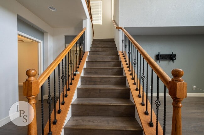 Building Photo - North Clovis Home, 4BR/3.5BA, CUSD - Lots ...