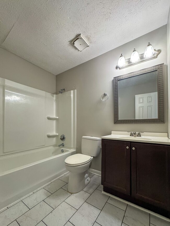 Building Photo - Charming 3 Bed 2 Bath Home with Fenced Yard