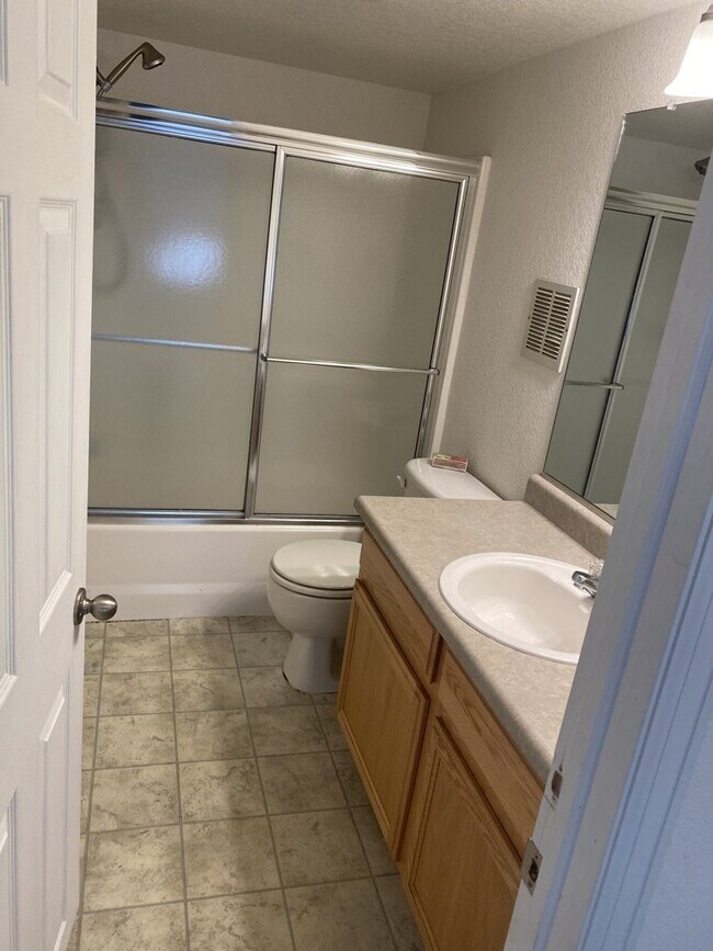 Building Photo - AVAILABLE SEPTEMBER! Charming Townhome in ...