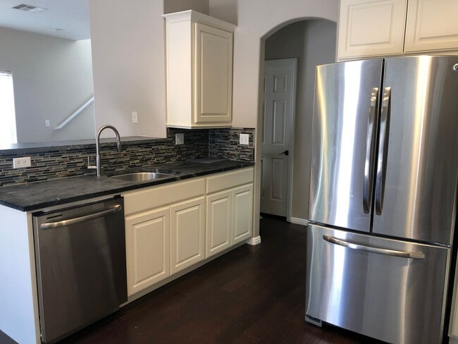 Building Photo - 3 BEDROOM & 2.5 BATH TOWNHOME LOCATED IN G...