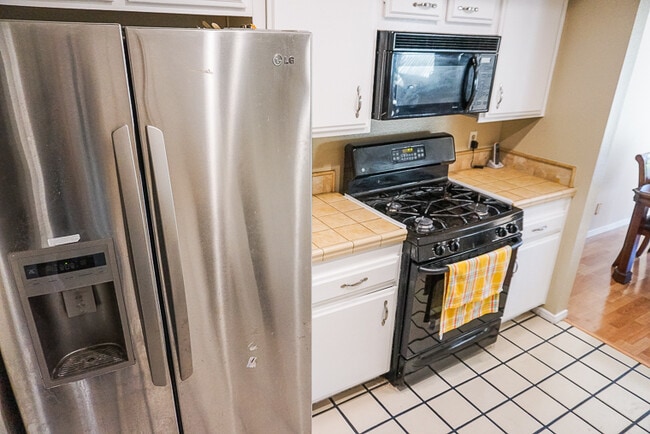 Building Photo - Wonderful 2 bedroom / 2.5 bath Home in Pla...