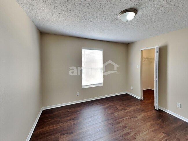 Building Photo - 489 Bourneside Dr