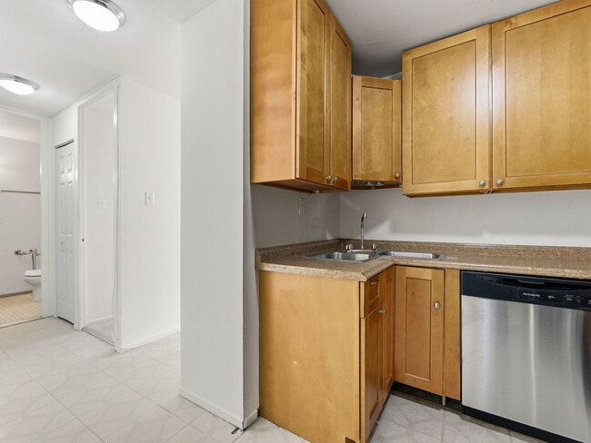 Building Photo - 1400 E 55th Pl