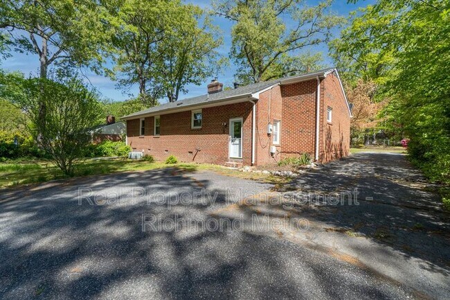 Building Photo - 7421 Dell Dr