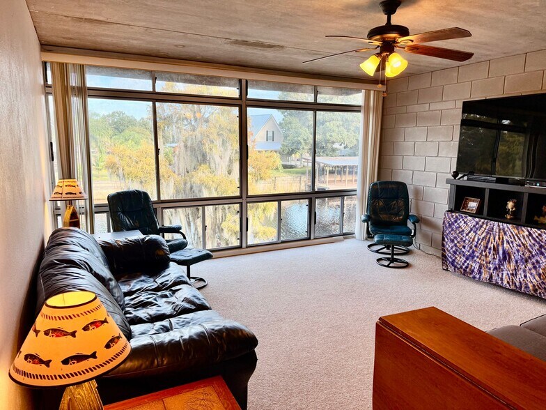 Building Photo - 160 N Lakeview Dr