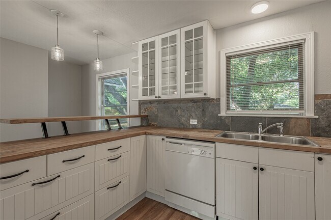 Building Photo - 1528 Ave P