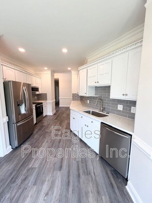 Building Photo - 210 Creekside Dr